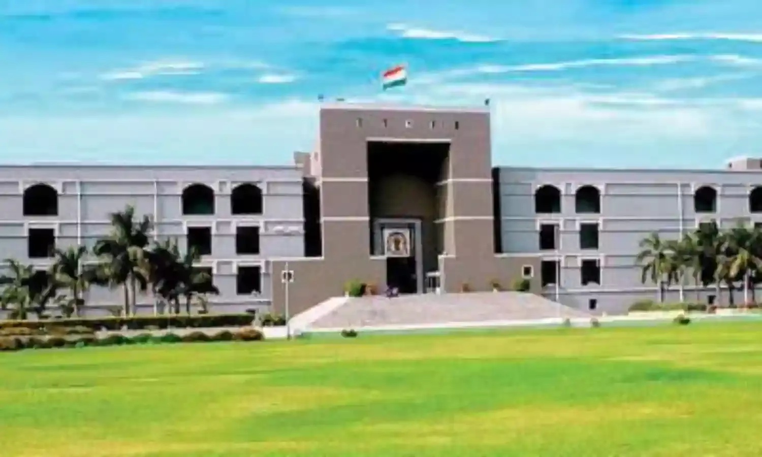 Gujarat HC fines Rs. 10K on Advocate found smoking in the car during court proceedings