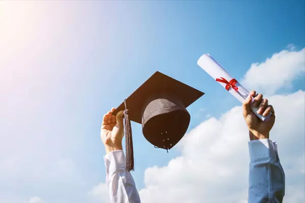 Gujarat HC Paves Way for Other Professionals to Enrol As Lawyers